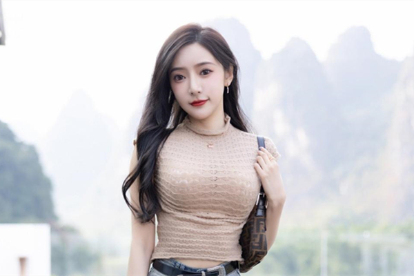 出去骚穴里塞跳蛋约炮到了酒店玩弄骚货